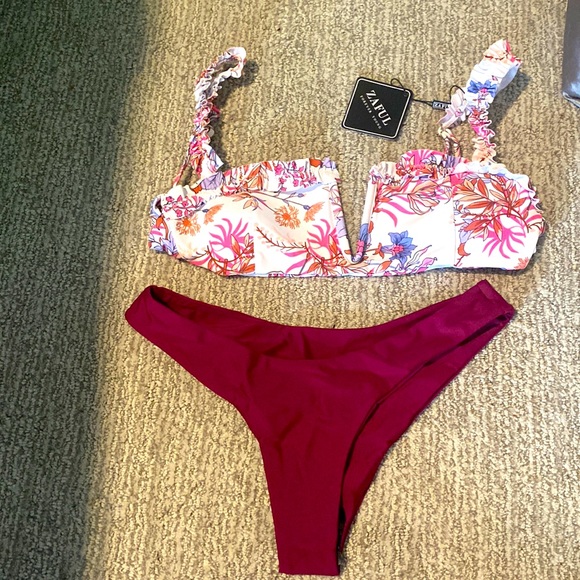 Bikini - Picture 1 of 3